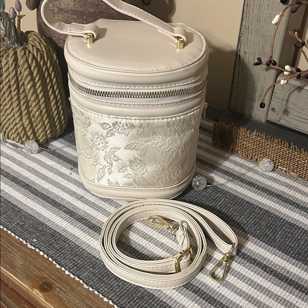 Chic Cream Textured Crossbody Bag